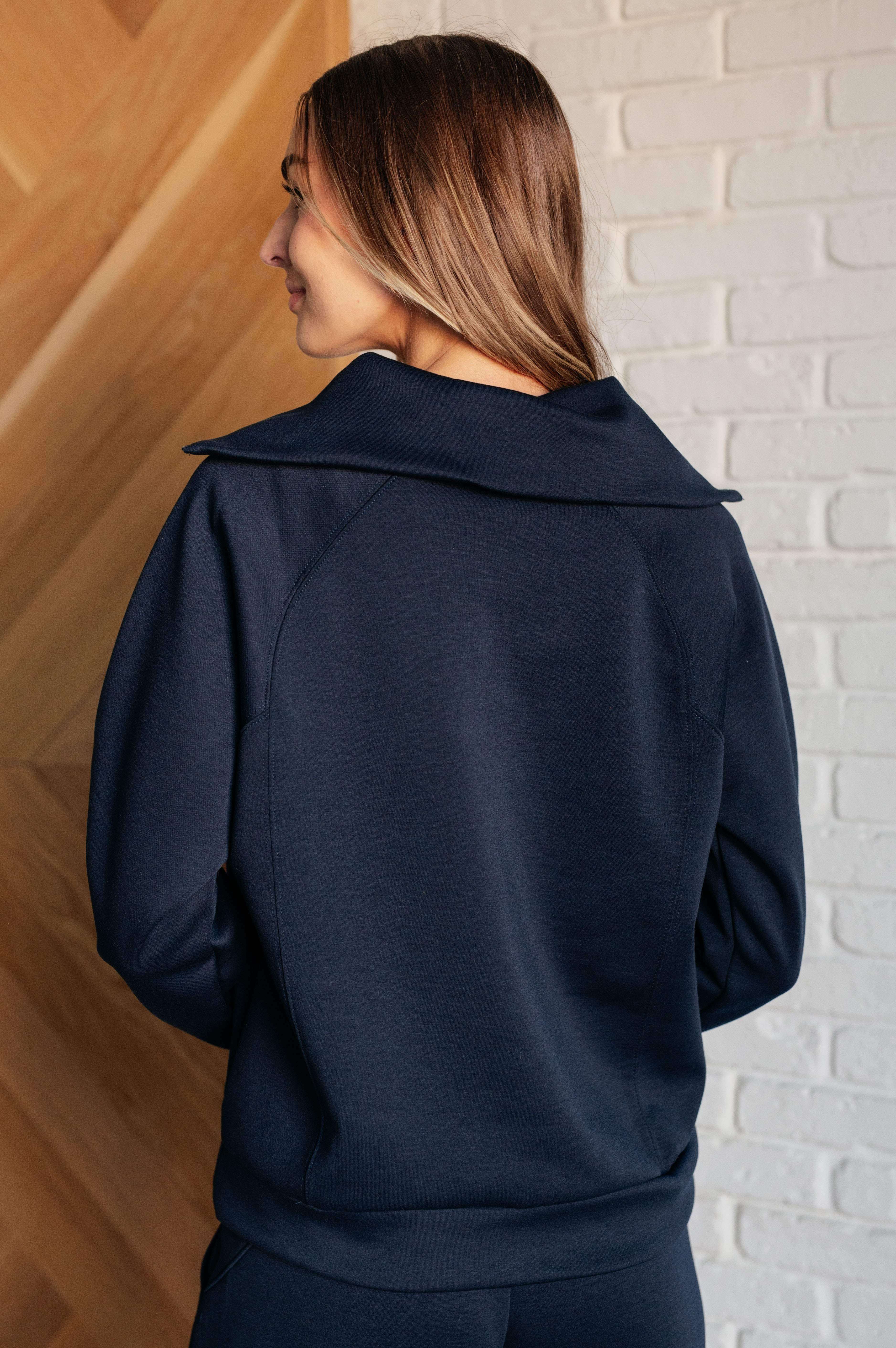 Hamptons Resort & Lounge Travel Half Zip Pullover in Navy