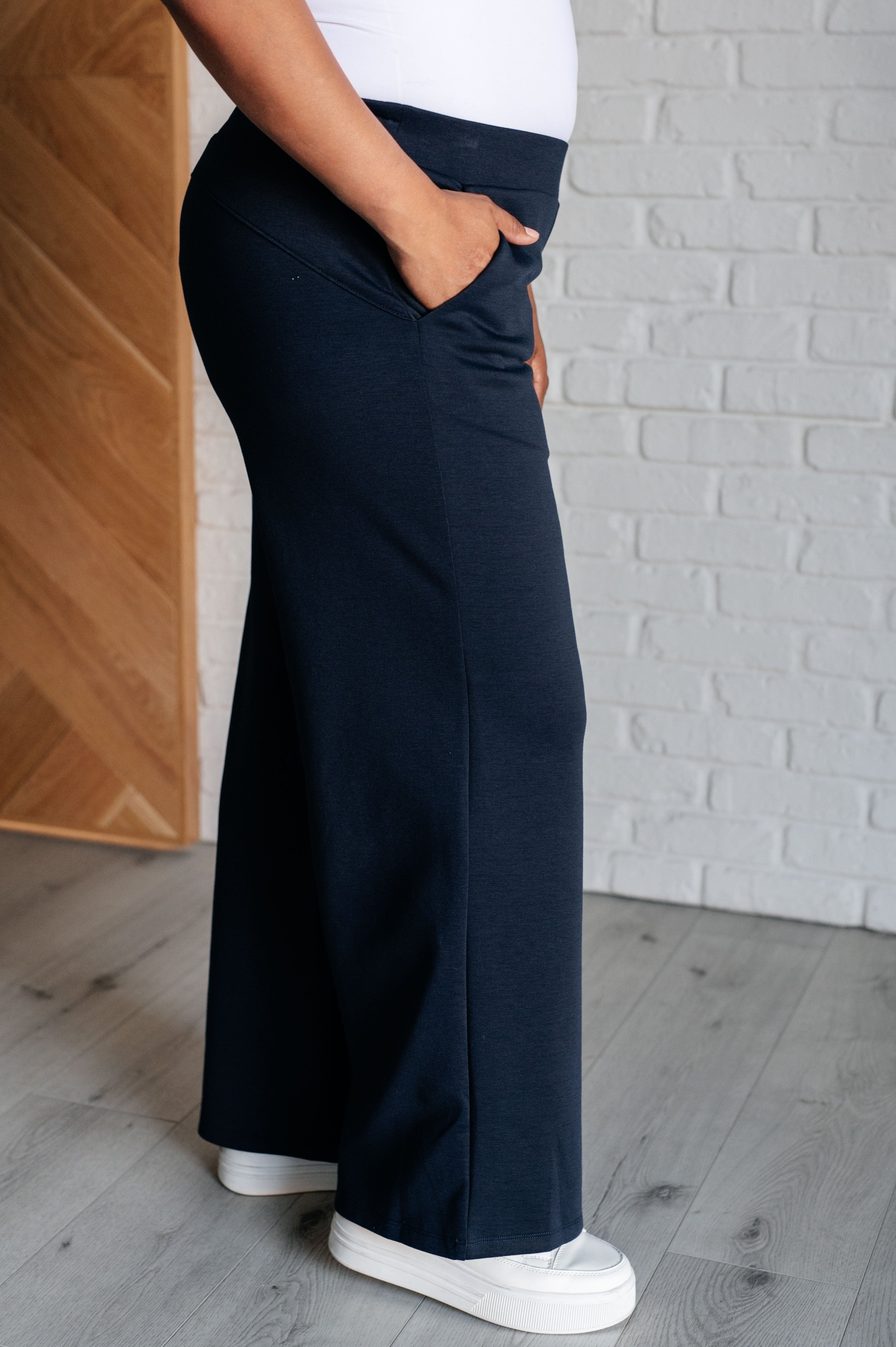 Resort & Lounge Travel Wide Leg Crop Pant in  Navy